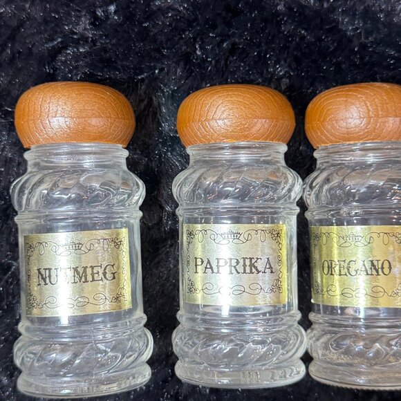 Vintage Glass Spice Jars Set Of 6 With Wooden Lids & Gold Embossed Labels - Picture 4 of 9